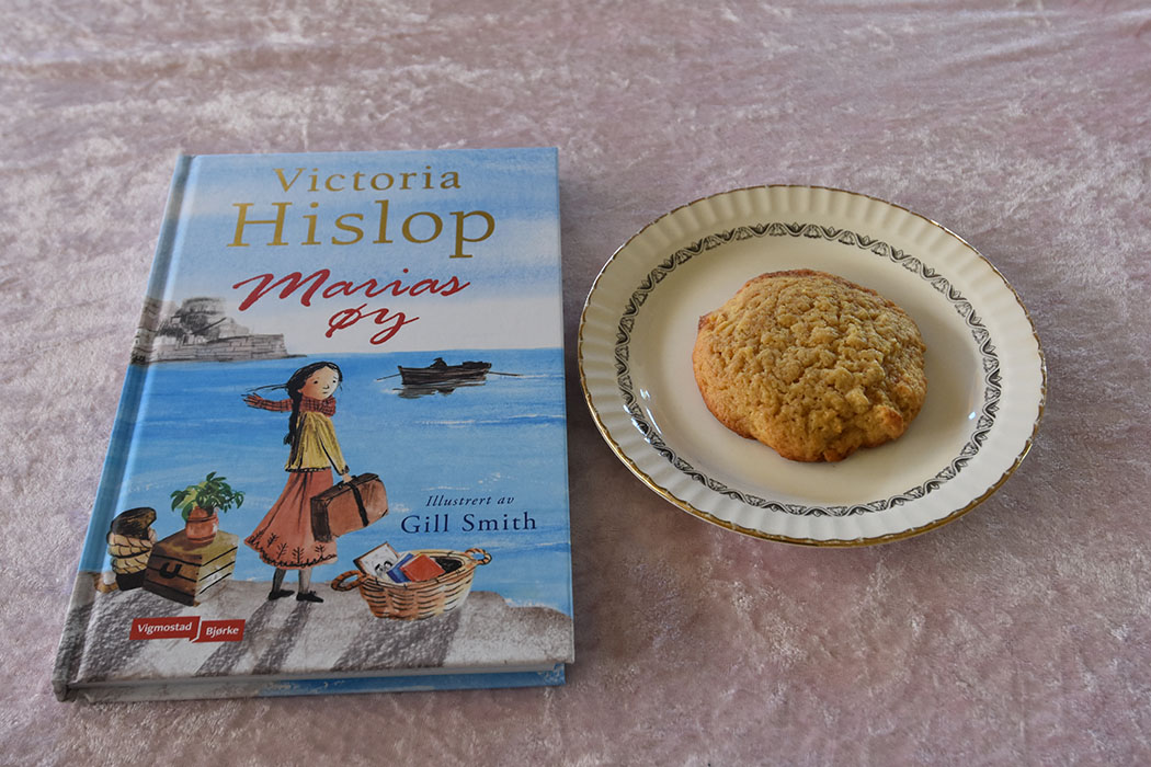 Hislop, Victoria (2022) «Marias øy», Vigmostad Bjørke OG Sitronkjeks (myke) Ingredienser 100 g Smør (mykt) 2 dl Sukker 2 ss Brunt sukker 1 Egg 1 ss Sitron ekstrakt 2 ss Sitronskall (revet) 1 ss Honning 5 dl Hvetemel 2 ts Maisenna 1 ts Bakepulver 2 ss Sitronsaft (presset) https://heidisboble.no/ @heidisboble