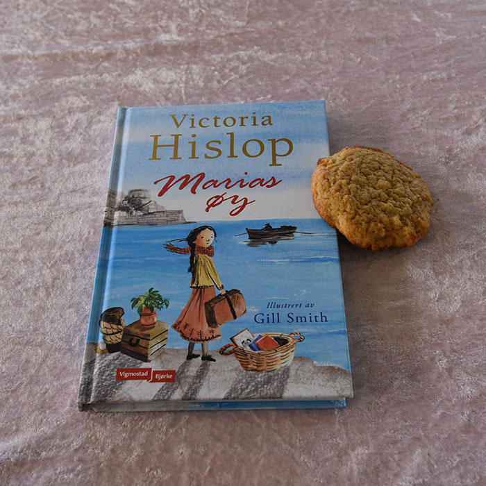 Hislop, Victoria (2022) «Marias øy», Vigmostad Bjørke OG Sitronkjeks (myke) Ingredienser 100 g Smør (mykt) 2 dl Sukker 2 ss Brunt sukker 1 Egg 1 ss Sitron ekstrakt 2 ss Sitronskall (revet) 1 ss Honning 5 dl Hvetemel 2 ts Maisenna 1 ts Bakepulver 2 ss Sitronsaft (presset) https://heidisboble.no/ @heidisboble
