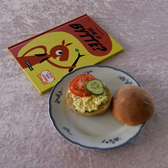 Nilsen, Henriette (2022) «Skal vi bytte», Vigmostad & Bjørke OG Rundstykke med eggesalat Enkel eggesalat på 1-2-3 Ingredienser: 3 Egg (hardkokt og hakket) Majones Gressløk (hakket) https://heidisboble.no/ @heidisboble