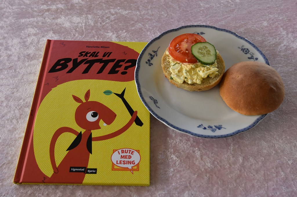 Nilsen, Henriette (2022) «Skal vi bytte», Vigmostad & Bjørke OG Rundstykke med eggesalat Enkel eggesalat på 1-2-3 Ingredienser: 3 Egg (hardkokt og hakket) Majones Gressløk (hakket) https://heidisboble.no/ @heidisboble