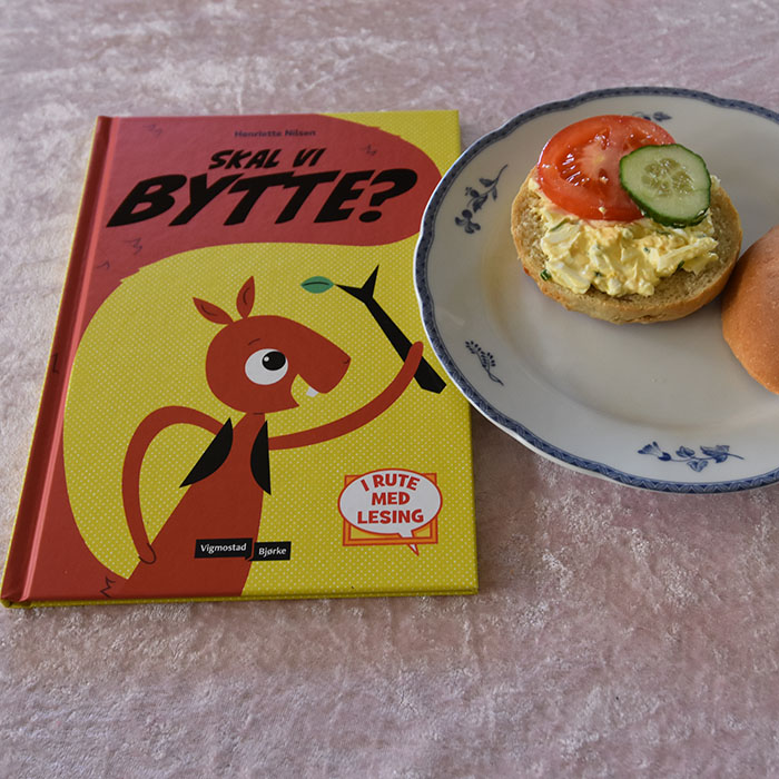 Nilsen, Henriette (2022) «Skal vi bytte», Vigmostad & Bjørke OG Rundstykke med eggesalat Enkel eggesalat på 1-2-3 Ingredienser: 3 Egg (hardkokt og hakket) Majones Gressløk (hakket) https://heidisboble.no/ @heidisboble