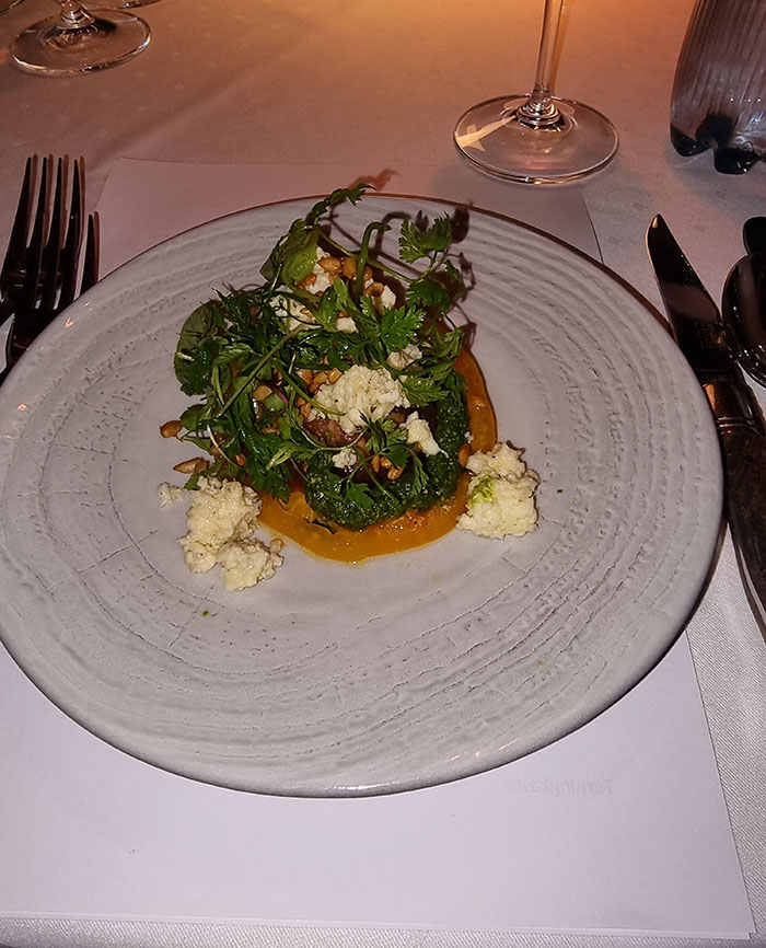 Økologiske tomater fra Jevnaker og mozzarella fra Vuku Gårdsmeieri solsikkekjerner, urtesalat To Rom & Kjøkken, Carl Johans gt 5, Trondheim https://heidisboble.no/ @heidisboble