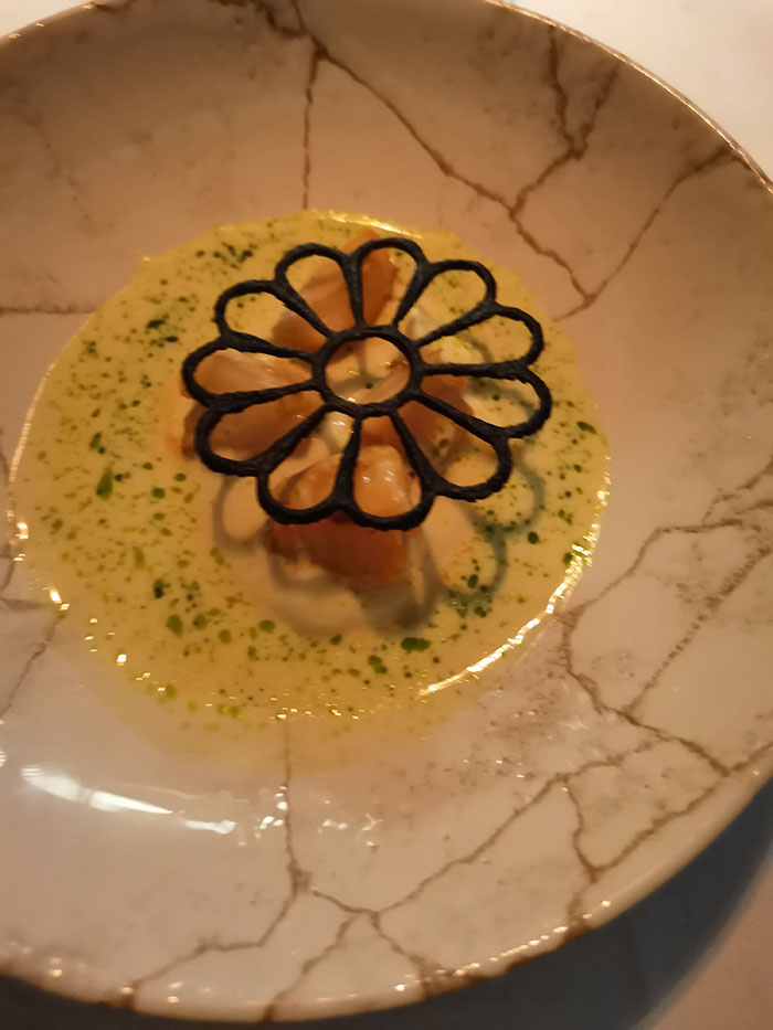 Rett 2: Stekt kamskjell fra Frøya, sellerikrem, kjørvelolje, kamskjellsaus, tangchips To Rom & Kjøkken, Carl Johans gt 5, Trondheim .https://heidisboble.no/ @heidisboble