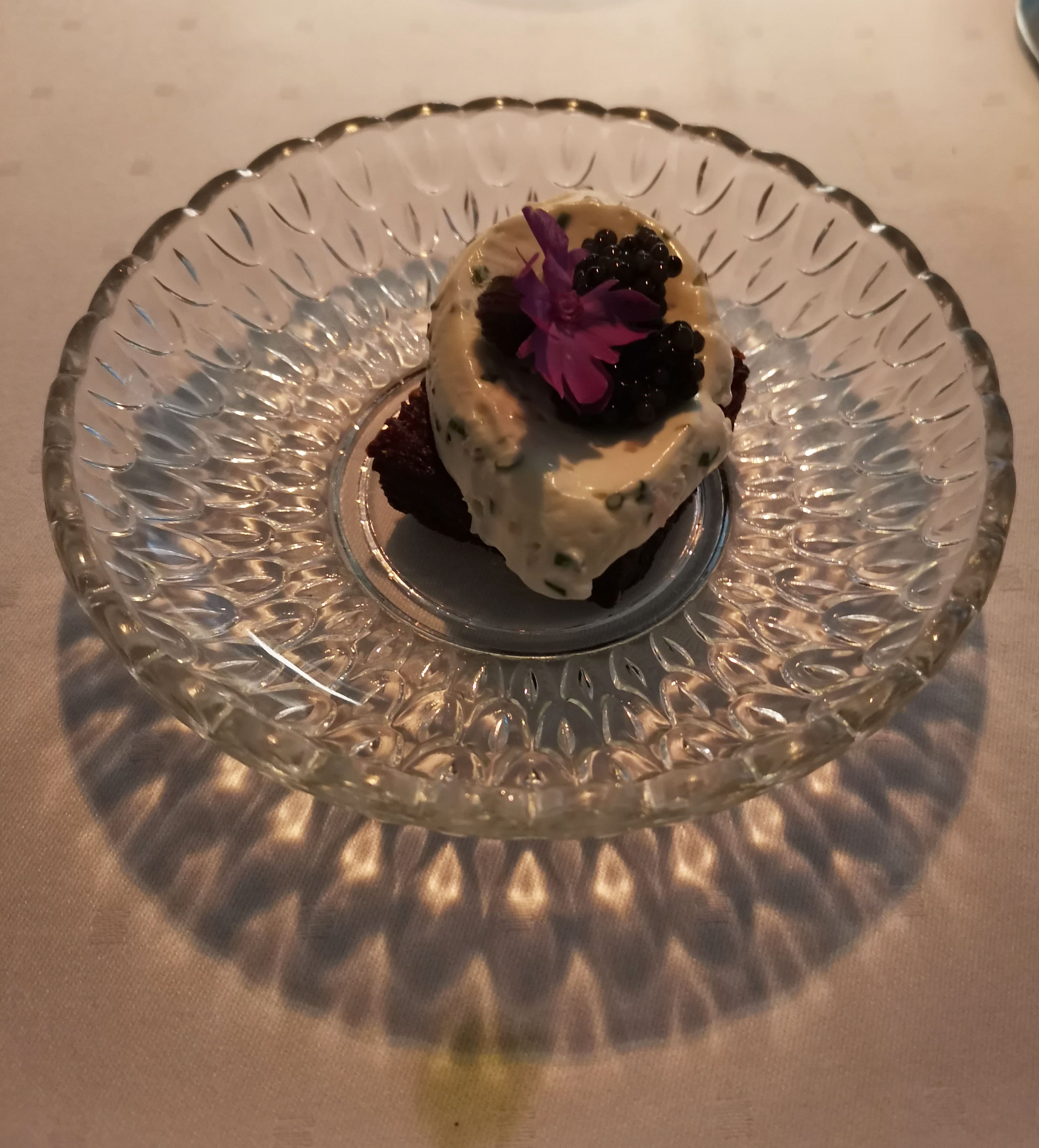 Sprø røstipotet, Rørosrømme, sjalottløk, gressløk, Gastro Unika Caviar Gold  To Rom og Kjøkken, Carl Johans gt 5, Trondheim https://heidisboble.no/ @heidisboble