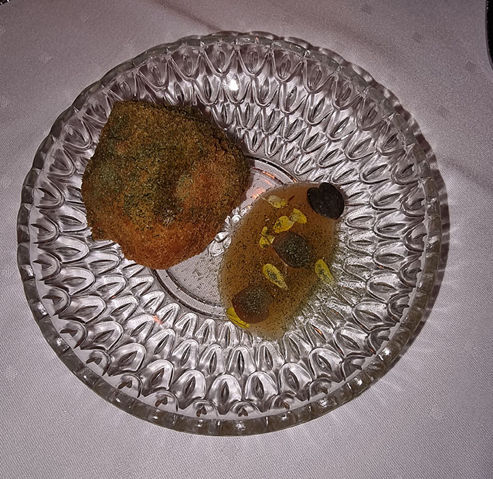 Rett 6 - Fritert camembert fra Gangstad med eplekompott To Rom og Kjøkken, Carl Johans gt 5, Trondheim https://heidisboble.no/ @heidisboble