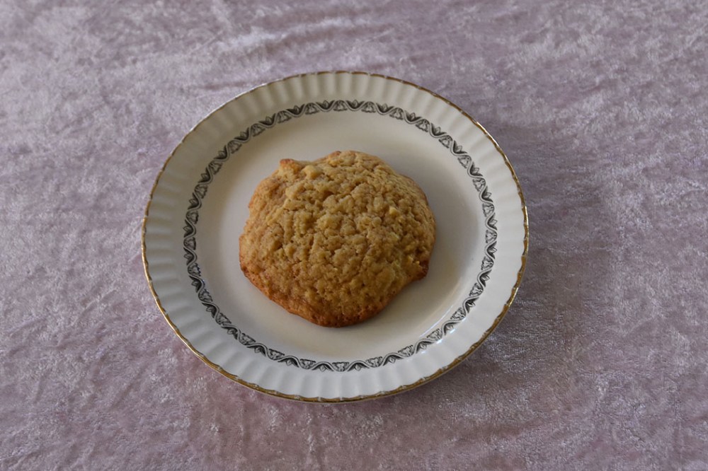 Sitronkjeks (myke) Ingredienser 100 g Smør (mykt) 2 dl Sukker 2 ss Brunt sukker 1 Egg 1 ss Sitron ekstrakt 2 ss Sitronskall (revet) 1 ss Honning 5 dl Hvetemel 2 ts Maisenna 1 ts Bakepulver 2 ss Sitronsaft (presset) https://heidisboble.no/ @heidisboble