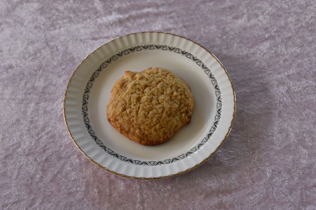 Sitronkjeks (myke) Ingredienser 100 g Smør (mykt) 2 dl Sukker 2 ss Brunt sukker 1 Egg 1 ss Sitron ekstrakt 2 ss Sitronskall (revet) 1 ss Honning 5 dl Hvetemel 2 ts Maisenna 1 ts Bakepulver 2 ss Sitronsaft (presset) https://heidisboble.no/ @heidisboble