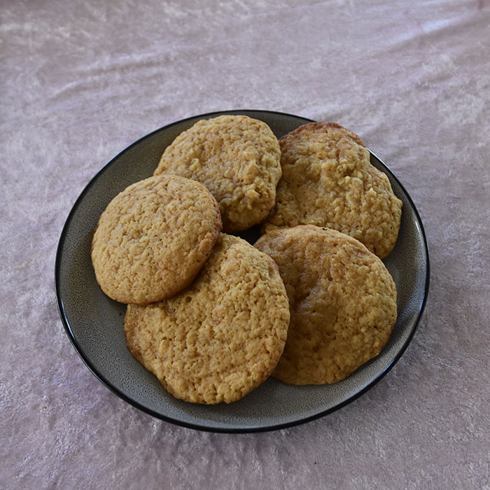 Sitronkjeks (myke) Ingredienser 100 g Smør (mykt) 2 dl Sukker 2 ss Brunt sukker 1 Egg 1 ss Sitron ekstrakt 2 ss Sitronskall (revet) 1 ss Honning 5 dl Hvetemel 2 ts Maisenna 1 ts Bakepulver 2 ss Sitronsaft (presset) https://heidisboble.no/ @heidisboble