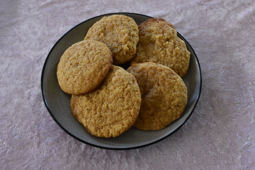 Sitronkjeks (myke) Ingredienser 100 g Smør (mykt) 2 dl Sukker 2 ss Brunt sukker 1 Egg 1 ss Sitron ekstrakt 2 ss Sitronskall (revet) 1 ss Honning 5 dl Hvetemel 2 ts Maisenna 1 ts Bakepulver 2 ss Sitronsaft (presset) https://heidisboble.no/ @heidisboble