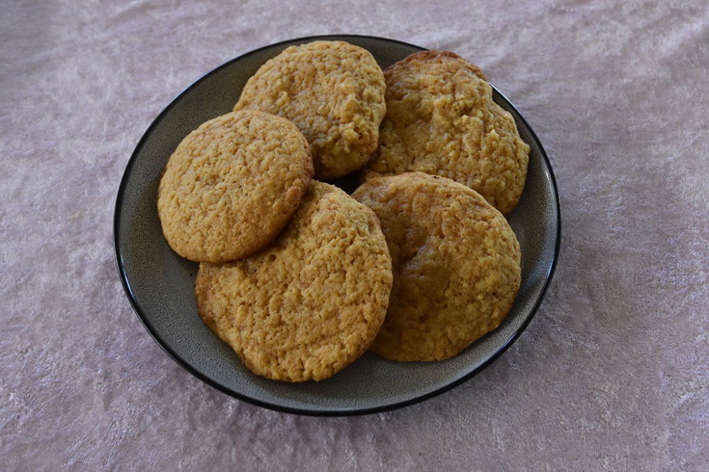 Sitronkjeks (myke) Ingredienser 100 g Smør (mykt) 2 dl Sukker 2 ss Brunt sukker 1 Egg 1 ss Sitron ekstrakt 2 ss Sitronskall (revet) 1 ss Honning 5 dl Hvetemel 2 ts Maisenna 1 ts Bakepulver 2 ss Sitronsaft (presset) https://heidisboble.no/ @heidisboble