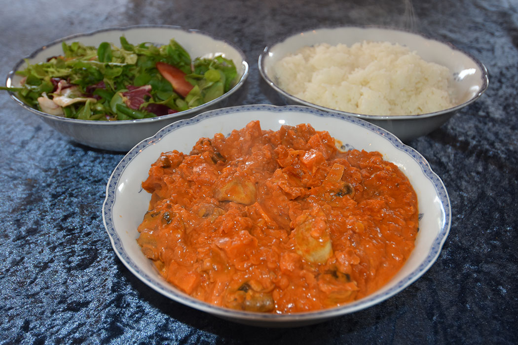 Søtpotetstroganoff Ingredienser 700 g Søtpoteter (i terniger) 1-2 ss Olje (nøytral) 2 Løk (funhakket) 1 Gulrot (finhakket) 1 stilk Selleri (finhakket) 6 fedd Hvitløk 4 ss Tomatpuré 2 ts Paprikapulver 1 bx Hermetiske tomater 2 terninger Grønnsaksbuljong 4 ts Sennep (Dijon eller annen) 4 dl Vann 2 dl Røde linser 300 g Sjampinjong (i båter) 3 dl Fløte (gjerne havrefløte) Salt og pepper Tilbehør (forslag) Ris (kokt) Grønn salat Lyst brød https://heidisboble.no/ @heidisboble