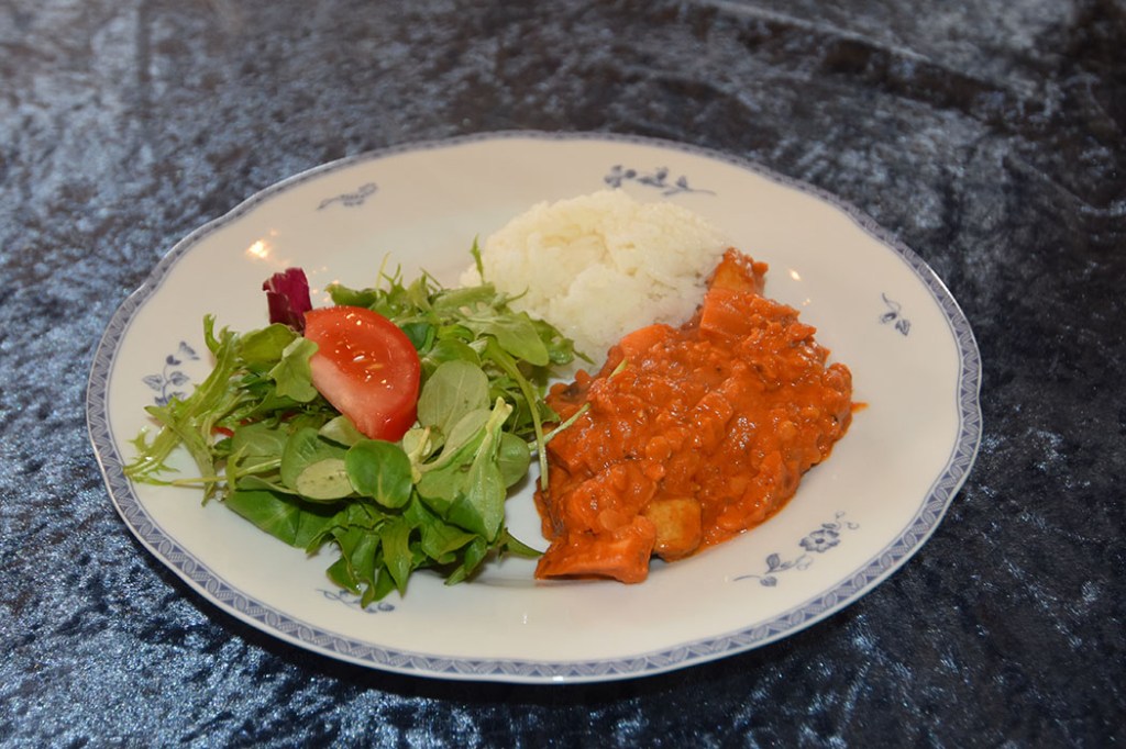 Søtpotetstroganoff Ingredienser 700 g Søtpoteter (i terniger) 1-2 ss Olje (nøytral) 2 Løk (funhakket) 1 Gulrot (finhakket) 1 stilk Selleri (finhakket) 6 fedd Hvitløk 4 ss Tomatpuré 2 ts Paprikapulver 1 bx Hermetiske tomater 2 terninger Grønnsaksbuljong 4 ts Sennep (Dijon eller annen) 4 dl Vann 2 dl Røde linser 300 g Sjampinjong (i båter) 3 dl Fløte (gjerne havrefløte) Salt og pepper Tilbehør (forslag) Ris (kokt) Grønn salat Lyst brød https://heidisboble.no/ @heidisboble