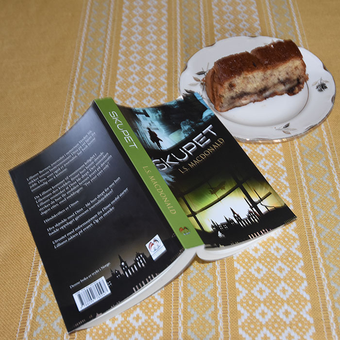 LS Macdonald (2021) «Skupet», Macademics Forlag OG KRISTINS BANANBRØD Ingredienser: 2 ½ dl Hvetemel 2 ts Bakepulver 1 ts Vaniljesukker 1 ts Kardemomme (valgfritt) 2 Egg 1 ½ dl Sukker 50 g Smør 1 dl Melk 40 g Kokesjokolade (mørk, hakket) 40 g Valnøtter 2 Bananer (godt modne, gjerne med brune flekker) Topping: 10 g Kokesjokolade (mørk, hakket) 10 g Valnøtter 1 Banan https://heidisboble.no/ @heidisboble