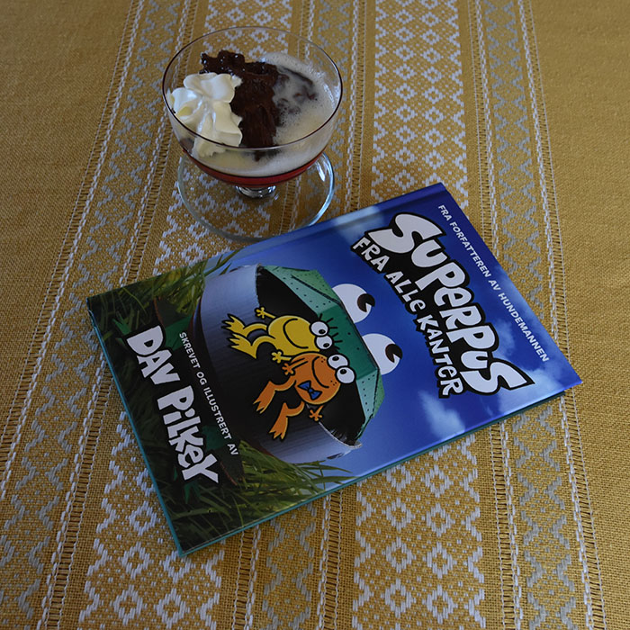 Pilkey, Dav (2022) «Superpus fra alle kanter», Vigmostad Bjørke OG Sjokoladepudding Ingredienser: 7 dl Melk 1 Egg ½ dl Sukker 1 dl Kakao 1 dl Maisenna 2 ts Vaniljesukker https://heidisboble.no/ @heidisboble