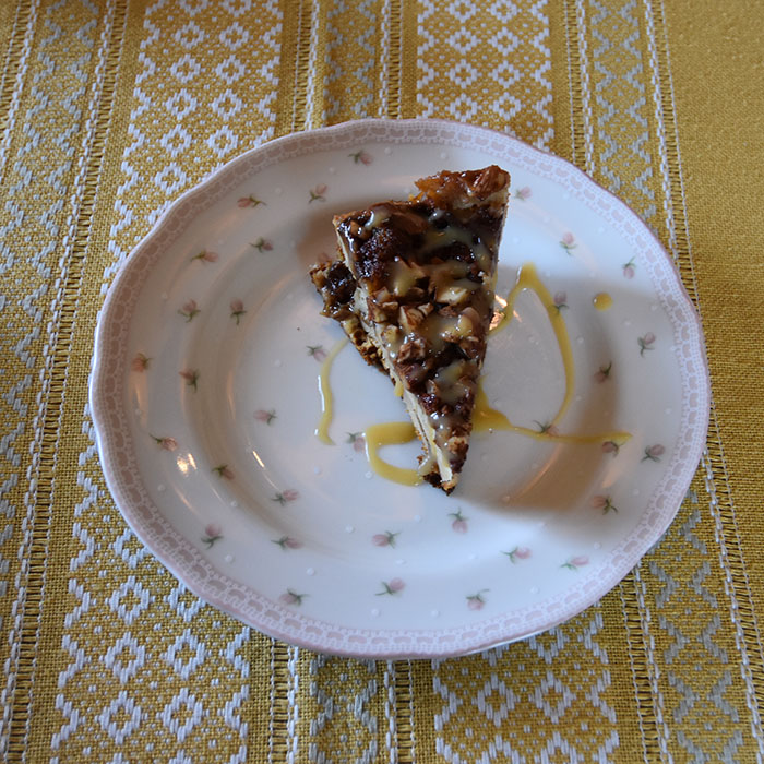 Mormors plommekake med Plommekaramellsaus Ingredienser 3 Egg 3 dl Sukker 3 dl Rømme (lett) 4 dl Hvetemel 2 ts Bakepulver 1ts Kardemomme 1 ts Kanel 750 g Plommer (uten stein, frosne) Topping: 1-2 ss Perlesukker (eller vanlig sukker) 2-3 ts Kanel 50 g Mandler (hakket) Plommekaramell: 2 ½ dl Plommesaft (usukret) 300 g Sukker 2 ss Sirup (gjerne mørk) 30 g Smør 3 dl Fløte 2 ts Vaniljesukker ¼ ts Salt https://heidisboble.no/ @heidisboble