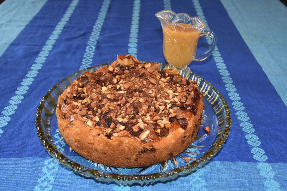 Mormors plommekake med Plommekaramellsaus Ingredienser 3 Egg 3 dl Sukker 3 dl Rømme (lett) 4 dl Hvetemel 2 ts Bakepulver 1ts Kardemomme 1 ts Kanel 750 g Plommer (uten stein, frosne) Topping: 1-2 ss Perlesukker (eller vanlig sukker) 2-3 ts Kanel 50 g Mandler (hakket) Plommekaramell: 2 ½ dl Plommesaft (usukret) 300 g Sukker 2 ss Sirup (gjerne mørk) 30 g Smør 3 dl Fløte 2 ts Vaniljesukker ¼ ts Salt https://heidisboble.no/ @heidisboble