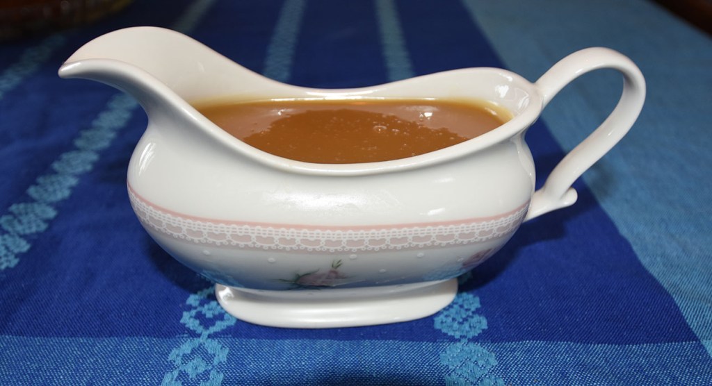 Plommekaramell: 2 dl Plommesaft (usukret) 200 g Sukker 2 ss Sirup (gjerne mørk) 30 g Smør 3 dl Fløte 2 ts Vaniljesukker ¼ ts Salt https://heidisboble.no/ @heidisboble