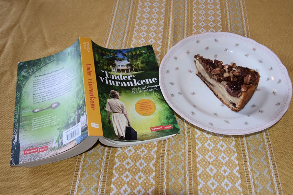 Terry, Pamela (2022) «Under vinrankene – en familiesaga fra Sørstatene», Vigmostad Bjørke OG Mormors plommekake med Plommekaramellsaus Ingredienser 3 Egg 3 dl Sukker 3 dl Rømme (lett) 4 dl Hvetemel 2 ts Bakepulver 1ts Kardemomme 1 ts Kanel 750 g Plommer (uten stein, frosne) Topping: 1-2 ss Perlesukker (eller vanlig sukker) 2-3 ts Kanel 50 g Mandler (hakket) Plommekaramell: 2 ½ dl Plommesaft (usukret) 300 g Sukker 2 ss Sirup (gjerne mørk) 30 g Smør 3 dl Fløte 2 ts Vaniljesukker ¼ ts Salt https://heidisboble.no/ @heidisboble