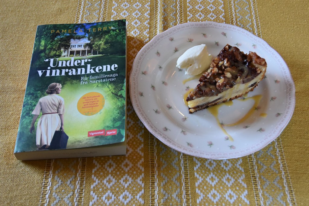 Terry, Pamela (2022) «Under vinrankene – en familiesaga fra Sørstatene», Vigmostad Bjørke OG Mormors plommekake med Plommekaramellsaus Ingredienser 3 Egg 3 dl Sukker 3 dl Rømme (lett) 4 dl Hvetemel 2 ts Bakepulver 1ts Kardemomme 1 ts Kanel 750 g Plommer (uten stein, frosne) Topping: 1-2 ss Perlesukker (eller vanlig sukker) 2-3 ts Kanel 50 g Mandler (hakket) Plommekaramell: 2 ½ dl Plommesaft (usukret) 300 g Sukker 2 ss Sirup (gjerne mørk) 30 g Smør 3 dl Fløte 2 ts Vaniljesukker ¼ ts Salt https://heidisboble.no/ @heidisboble