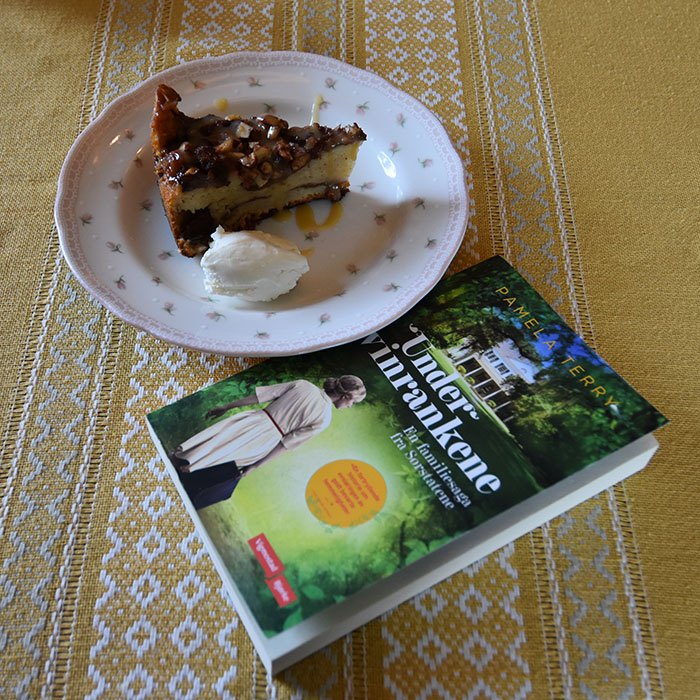 Terry, Pamela (2022) «Under vinrankene – en familiesaga fra Sørstatene», Vigmostad Bjørke OG Mormors plommekake med Plommekaramellsaus Ingredienser 3 Egg 3 dl Sukker 3 dl Rømme (lett) 4 dl Hvetemel 2 ts Bakepulver 1ts Kardemomme 1 ts Kanel 750 g Plommer (uten stein, frosne) Topping: 1-2 ss Perlesukker (eller vanlig sukker) 2-3 ts Kanel 50 g Mandler (hakket) Plommekaramell: 2 ½ dl Plommesaft (usukret) 300 g Sukker 2 ss Sirup (gjerne mørk) 30 g Smør 3 dl Fløte 2 ts Vaniljesukker ¼ ts Salt https://heidisboble.no/ @heidisboble