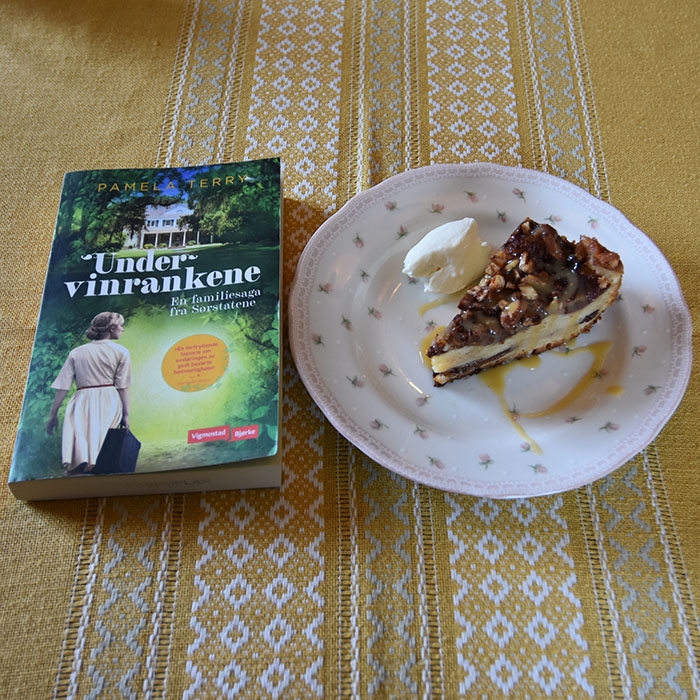 Terry, Pamela (2022) «Under vinrankene – en familiesaga fra Sørstatene», Vigmostad Bjørke OG Mormors plommekake med Plommekaramellsaus Ingredienser 3 Egg 3 dl Sukker 3 dl Rømme (lett) 4 dl Hvetemel 2 ts Bakepulver 1ts Kardemomme 1 ts Kanel 750 g Plommer (uten stein, frosne) Topping: 1-2 ss Perlesukker (eller vanlig sukker) 2-3 ts Kanel 50 g Mandler (hakket) Plommekaramell: 2 ½ dl Plommesaft (usukret) 300 g Sukker 2 ss Sirup (gjerne mørk) 30 g Smør 3 dl Fløte 2 ts Vaniljesukker ¼ ts Salt https://heidisboble.no/ @heidisboble