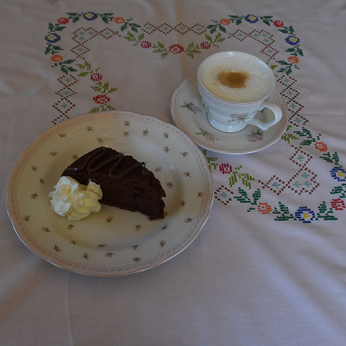 Appelsinsjokoladekake Ingredienser: 3½ dl Melk 300 g Sukker 1½ ts Vaniljesukker 275 g Hvetemel 2 ½ Bakepulver 250 g Smør (smeltet) 3 Egg 75 g Kakaopulver 1 ss Appelsinskall (finrevet) https://heidisboble.no/ @heidisboble