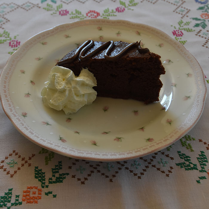 Appelsinsjokoladekake Ingredienser: 3½ dl Melk 300 g Sukker 1½ ts Vaniljesukker 275 g Hvetemel 2 ½ Bakepulver 250 g Smør (smeltet) 3 Egg 75 g Kakaopulver 1 ss Appelsinskall (finrevet) https://heidisboble.no/ @heidisboble