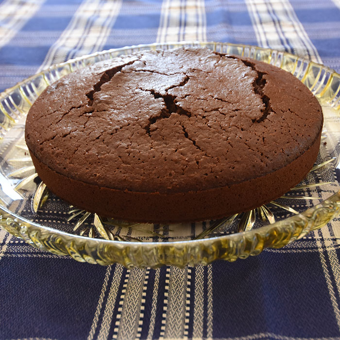 Appelsinsjokoladekake Ingredienser: 3½ dl Melk 300 g Sukker 1½ ts Vaniljesukker 275 g Hvetemel 2 ½ Bakepulver 250 g Smør (smeltet) 3 Egg 75 g Kakaopulver 1 ss Appelsinskall (finrevet) https://heidisboble.no/ @heidisboble