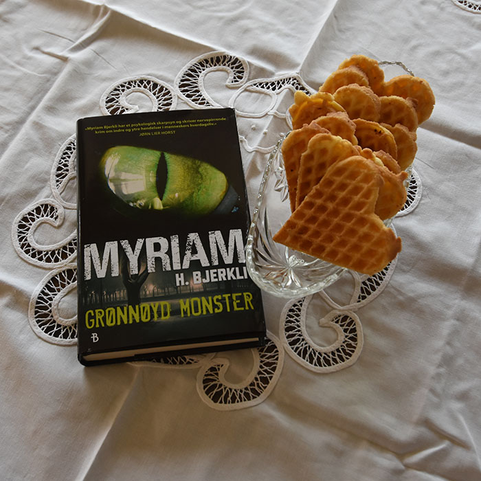 Bjerkli, Myriam, H (2022) «Grønnøyd monster», Bonnier Norsk forlag OG Kakevafler Ingredienser: 500 g Potetmel 250 g Sukker 250 g Smør (margarin går utmerket) 4 Egg 3 ts Bakepulver https://heidisboble.no/ @heidisboble