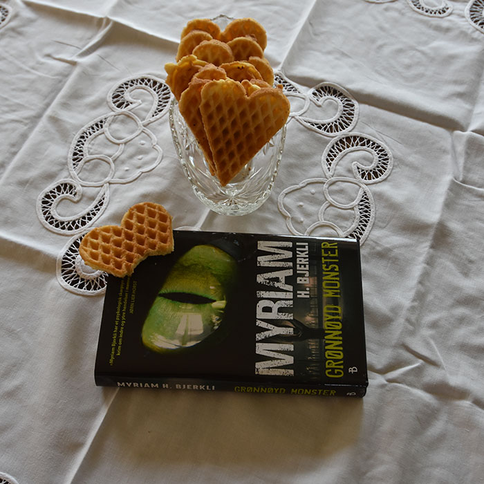 Bjerkli, Myriam, H (2022) «Grønnøyd monster», Bonnier Norsk forlag OG Kakevafler Ingredienser: 500 g Potetmel 250 g Sukker 250 g Smør (margarin går utmerket) 4 Egg 3 ts Bakepulver https://heidisboble.no/ @heidisboble