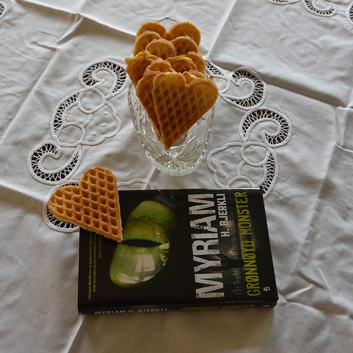 Bjerkli, Myriam, H (2022) «Grønnøyd monster», Bonnier Norsk forlag OG Kakevafler Ingredienser: 500 g Potetmel 250 g Sukker 250 g Smør (margarin går utmerket) 4 Egg 3 ts Bakepulver https://heidisboble.no/ @heidisboble