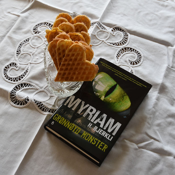 Bjerkli, Myriam, H (2022) «Grønnøyd monster», Bonnier Norsk forlag OG Kakevafler Ingredienser: 500 g Potetmel 250 g Sukker 250 g Smør (margarin går utmerket) 4 Egg 3 ts Bakepulver https://heidisboble.no/ @heidisboble