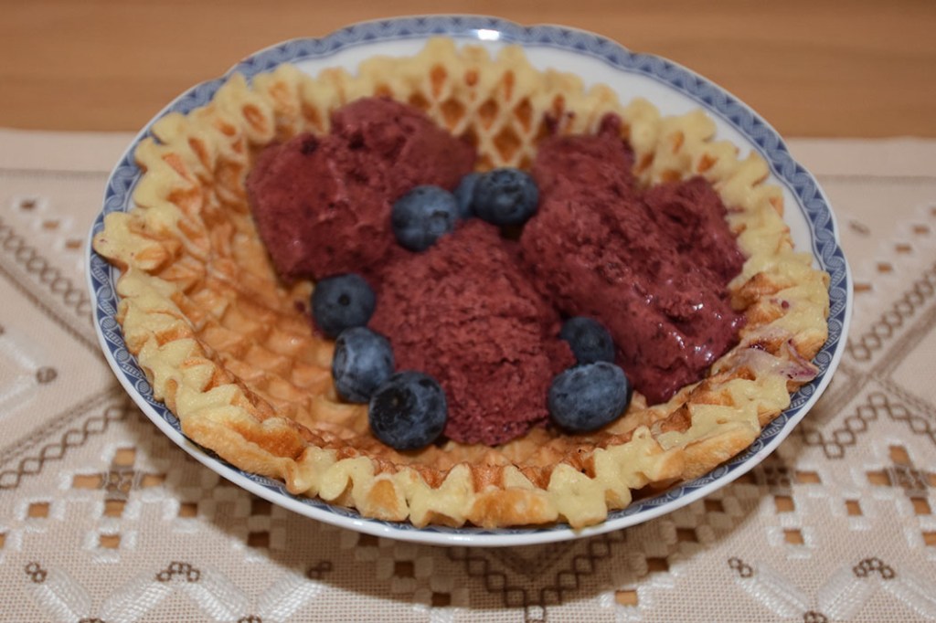 Enkel blåbæris uten ismaskin Ingredienser 8 dl blåbær (ferske eller fryste) 1 Sitron 2 dl Sukker /søtstrø 2 ts Vaniljesukker 5 dl Kremfløte https://heidisboble.no/ @heidisboble