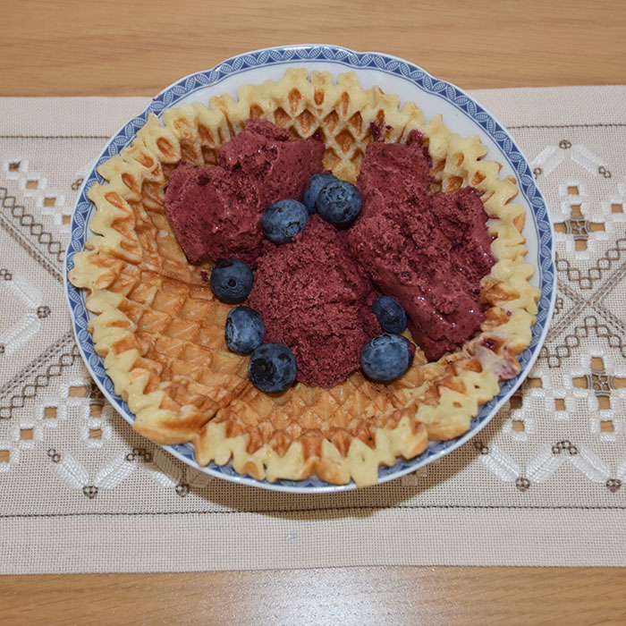 Enkel blåbæris uten ismaskin Ingredienser 8 dl blåbær (ferske eller fryste) 1 Sitron 2 dl Sukker /søtstrø 2 ts Vaniljesukker 5 dl Kremfløte https://heidisboble.no/ @heidisboble