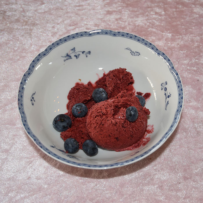 Enkel blåbæris uten ismaskin Ingredienser 8 dl blåbær (ferske eller fryste) 1 Sitron 2 dl Sukker /søtstrø 2 ts Vaniljesukker 5 dl Kremfløte https://heidisboble.no/ @heidisboble