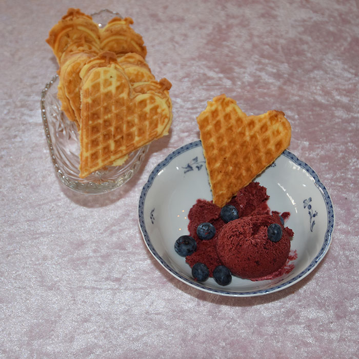 Enkel blåbæris uten ismaskin Ingredienser 8 dl blåbær (ferske eller fryste) 1 Sitron 2 dl Sukker /søtstrø 2 ts Vaniljesukker 5 dl Kremfløte https://heidisboble.no/ @heidisboble