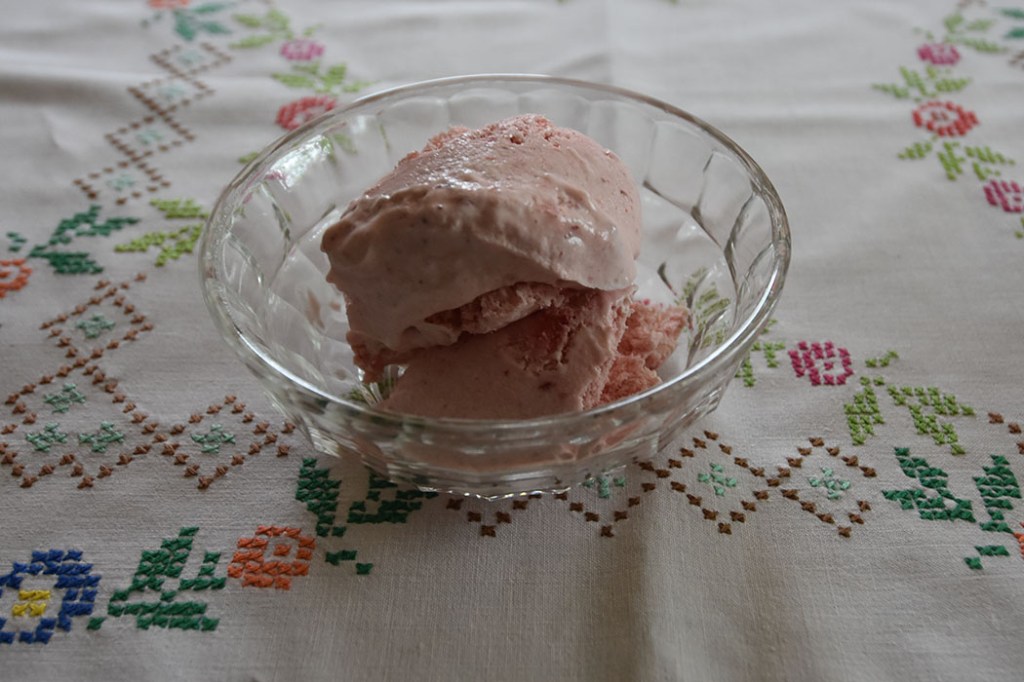 Enkel Jordbæris uten ismaskin Ingredienser 8 dl Jordbær (ferske eller fryste) 1 Sitron 2 dl Sukker 2 ts Vaniljesukker 5 dl Kremfløte https://heidisboble.no/ @heidisboble