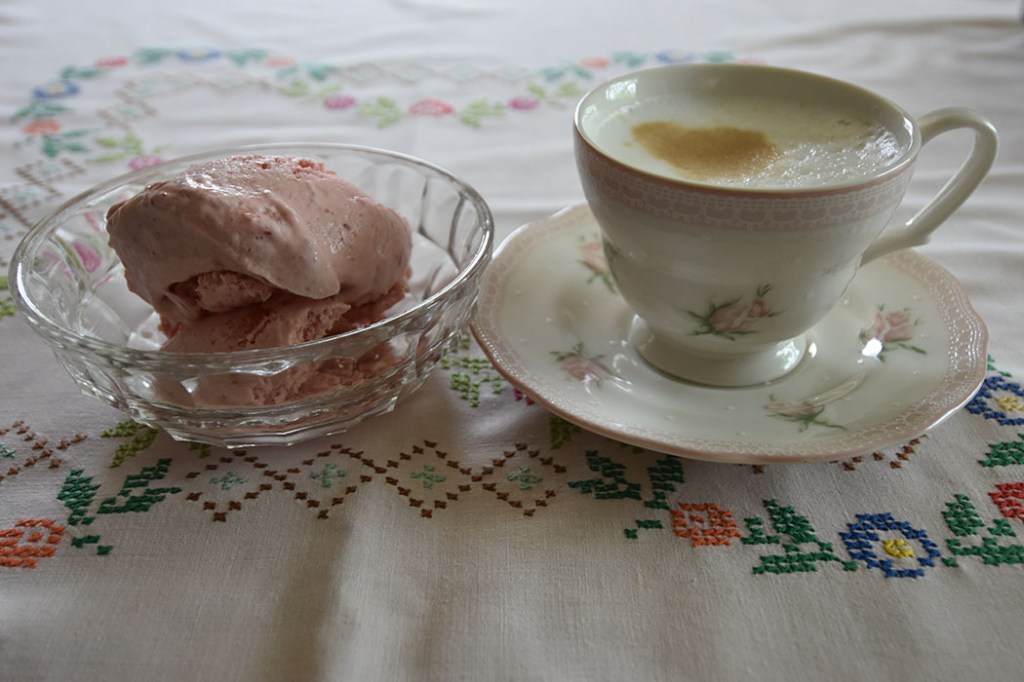 Enkel Jordbæris uten ismaskin Ingredienser 8 dl Jordbær (ferske eller fryste) 1 Sitron 2 dl Sukker 2 ts Vaniljesukker 5 dl Kremfløte https://heidisboble.no/ @heidisboble