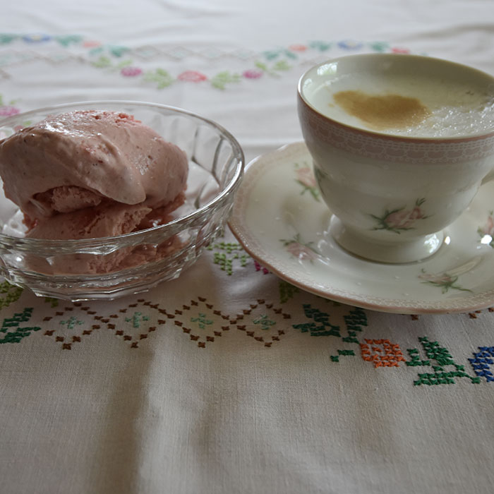 Enkel Jordbæris uten ismaskin Ingredienser 8 dl Jordbær (ferske eller fryste) 1 Sitron 2 dl Sukker 2 ts Vaniljesukker 5 dl Kremfløte https://heidisboble.no/ @heidisboble