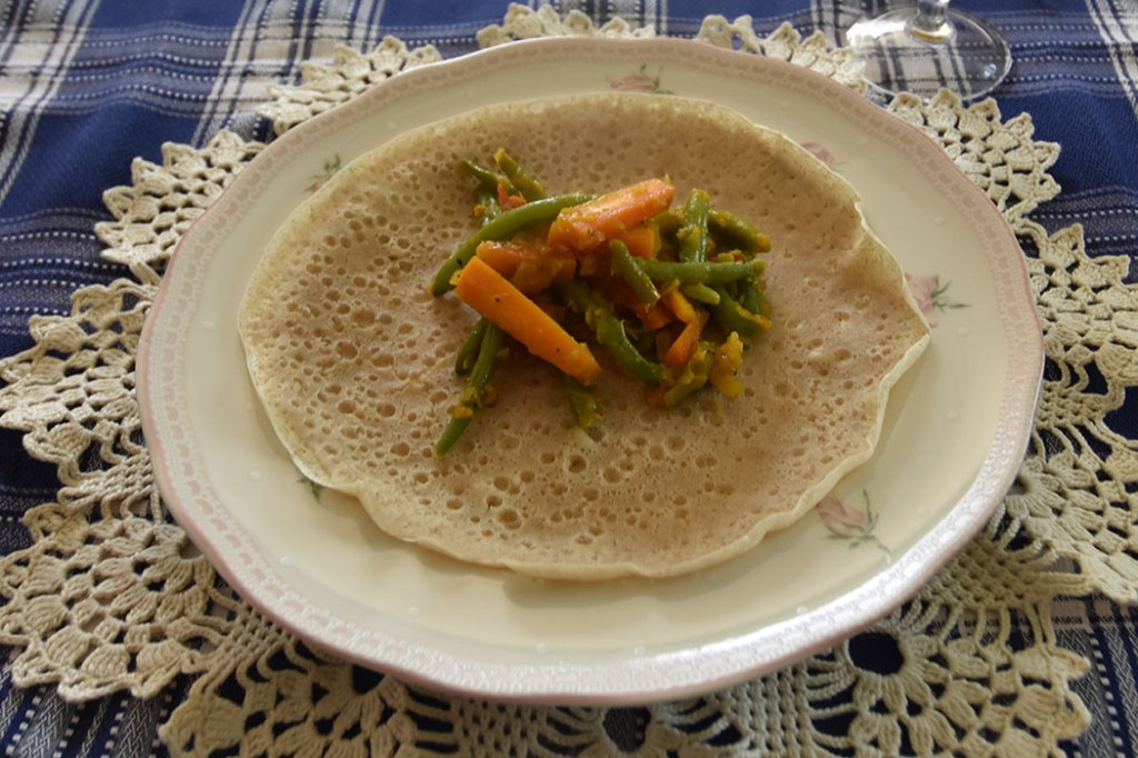 Fasolia – Eritreisk gryte med brekkbønner og gulerøtter Ingredienser 1 Løk 200 g Brekkbønner (grønne, fryste eller ferske) 3 Gulerøtter 2 Tomater 2 fedd Hvitløk 2 ts Ingefær (revet, fersk) 1 ts Gurkemeie Ca 2 -3 ss Olje (nøytral) ½ ts Salt 2 krm (¼ ts) Pepper ¾ dl Vann https://heidisboble.no/ @heidisboble