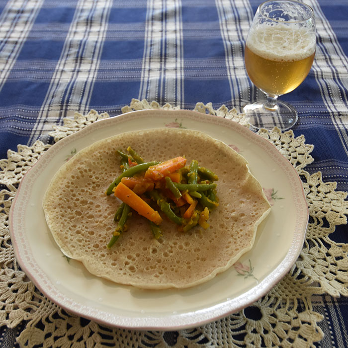 Fasolia – Eritreisk gryte med brekkbønner og gulerøtter Ingredienser 1 Løk 200 g Brekkbønner (grønne, fryste eller ferske) 3 Gulerøtter 2 Tomater 2 fedd Hvitløk 2 ts Ingefær (revet, fersk) 1 ts Gurkemeie Ca 2 -3 ss Olje (nøytral) ½ ts Salt 2 krm (¼ ts) Pepper ¾ dl Vann https://heidisboble.no/ @heidisboble