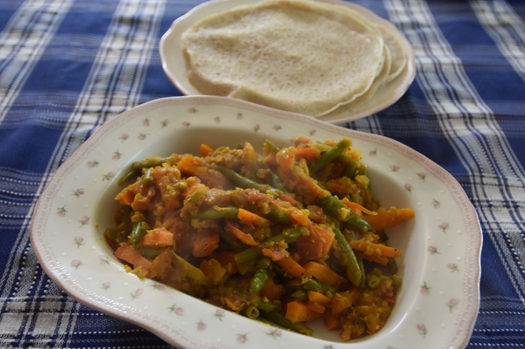 Fasolia – Eritreisk gryte med brekkbønner og gulerøtter Ingredienser 1 Løk 200 g Brekkbønner (grønne, fryste eller ferske) 3 Gulerøtter 2 Tomater 2 fedd Hvitløk 2 ts Ingefær (revet, fersk) 1 ts Gurkemeie Ca 2 -3 ss Olje (nøytral) ½ ts Salt 2 krm (¼ ts) Pepper ¾ dl Vann https://heidisboble.no/ @heidisboble