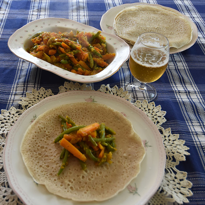 Fasolia – Eritreisk gryte med brekkbønner og gulerøtter Ingredienser 1 Løk 200 g Brekkbønner (grønne, fryste eller ferske) 3 Gulerøtter 2 Tomater 2 fedd Hvitløk 2 ts Ingefær (revet, fersk) 1 ts Gurkemeie Ca 2 -3 ss Olje (nøytral) ½ ts Salt 2 krm (¼ ts) Pepper ¾ dl Vann https://heidisboble.no/ @heidisboble
