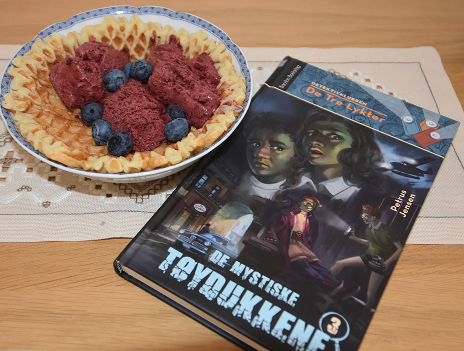 Jensen, Petrus (2017) «De mystiske tøydukkene», Baryton bokforlag OG Enkel blåbæris uten ismaskin Ingredienser 8 dl blåbær (ferske eller fryste) 1 Sitron 2 dl Sukker /søtstrø 2 ts Vaniljesukker 5 dl Kremfløte https://heidisboble.no/ @heidisboble