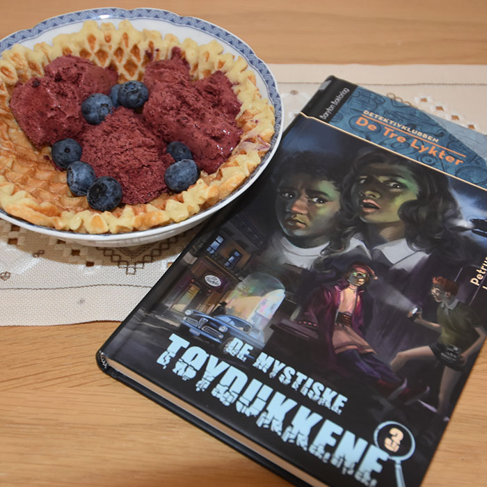 Jensen, Petrus (2017) «De mystiske tøydukkene», Baryton bokforlag OG Enkel blåbæris uten ismaskin Ingredienser 8 dl blåbær (ferske eller fryste) 1 Sitron 2 dl Sukker /søtstrø 2 ts Vaniljesukker 5 dl Kremfløte https://heidisboble.no/ @heidisboble