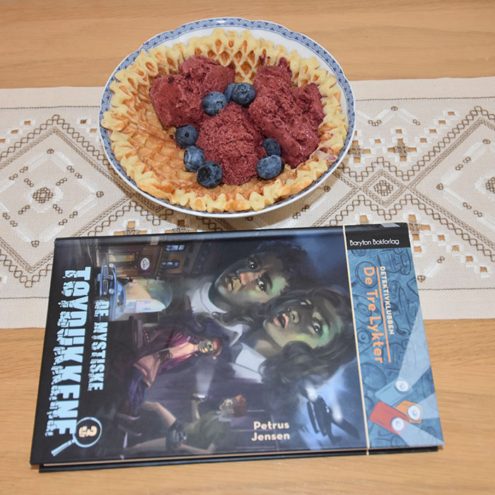 Jensen, Petrus (2017) «De mystiske tøydukkene», Baryton bokforlag OG Enkel blåbæris uten ismaskin Ingredienser 8 dl blåbær (ferske eller fryste) 1 Sitron 2 dl Sukker /søtstrø 2 ts Vaniljesukker 5 dl Kremfløte https://heidisboble.no/ @heidisboble