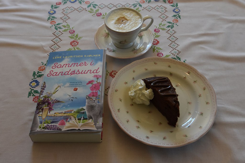 Kjølner, Lene Lauritsen (2022) «Sommer i Sandøsund», Fagervik forlag OG Appelsinsjokoladekake Ingredienser: 3½ dl Melk 300 g Sukker 1½ ts Vaniljesukker 275 g Hvetemel 2 ½ Bakepulver 250 g Smør (smeltet) 3 Egg 75 g Kakaopulver 1 ss Appelsinskall (finrevet) https://heidisboble.no/ @heidisboble