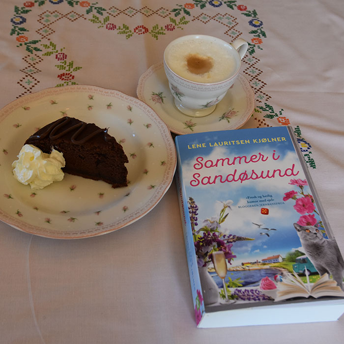 Kjølner, Lene Lauritsen (2022) «Sommer i Sandøsund», Fagervik forlag OG Appelsinsjokoladekake Ingredienser: 3½ dl Melk 300 g Sukker 1½ ts Vaniljesukker 275 g Hvetemel 2 ½ Bakepulver 250 g Smør (smeltet) 3 Egg 75 g Kakaopulver 1 ss Appelsinskall (finrevet) https://heidisboble.no/ @heidisboble