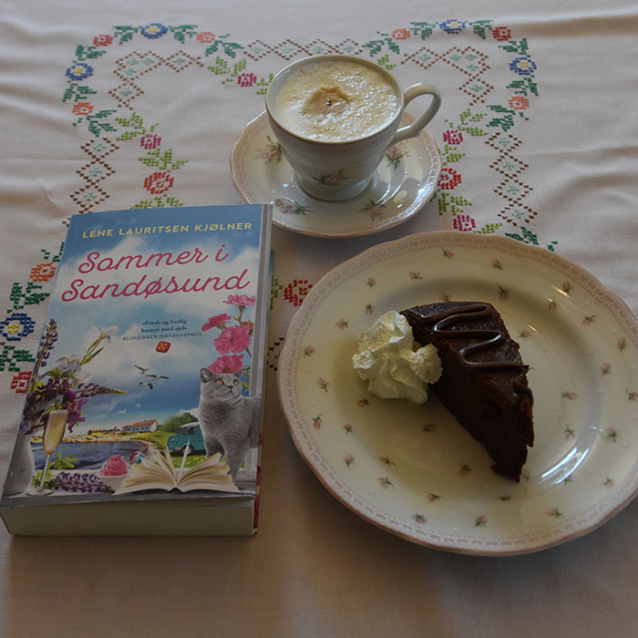 Kjølner,Kjølner, Lene Lauritsen (2022) «Sommer i Sandøsund», Fagervik forlag OG Appelsinsjokoladekake Ingredienser: 3½ dl Melk 300 g Sukker 1½ ts Vaniljesukker 275 g Hvetemel 2 ½ Bakepulver 250 g Smør (smeltet) 3 Egg 75 g Kakaopulver 1 ss Appelsinskall (finrevet) https://heidisboble.no/ @heidisboble Lene Lauritsen (2022) «Sommer i Sandøsund», Fagervik forlag