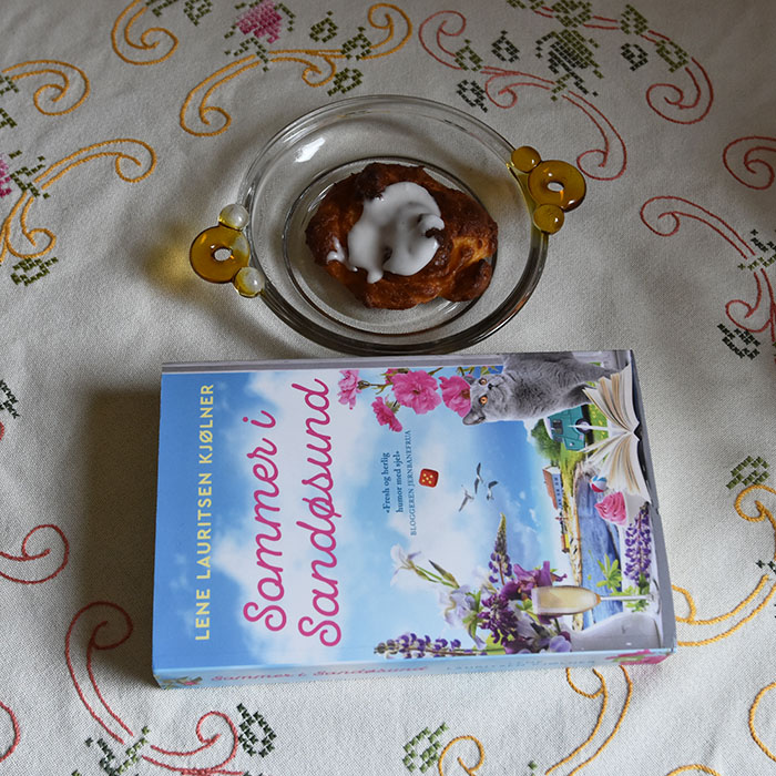 Kjølner, Lene Lauritsen (2022) «Sommer i Sandøsund», Fagervik forlag OG Sommerens wienerbrød Ingredienser 5 dl Melk 170 g Smør 200 g Hvetemel Ca 4 Egg Topping: Melis 2 dråper Sitron Vann https://heidisboble.no/ @heidisboble